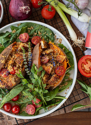 Gefüllte Süßkartoffeln mit Quinoa & Halloumi in Sesam-Panade